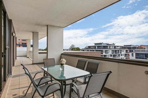 Cosy 3BR Penthouse Close To Westfield And Train - Australian Directory 2