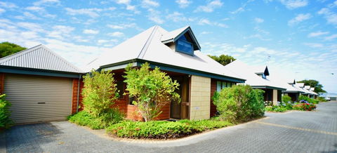 Cowrie Chalet - Australian Directory 0