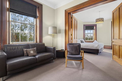 Cromwell Apartment - 3 Red Doors Battery Point - Australian Directory 1