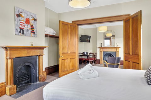 Cromwell Apartment - 3 Red Doors Battery Point - Australian Directory 3