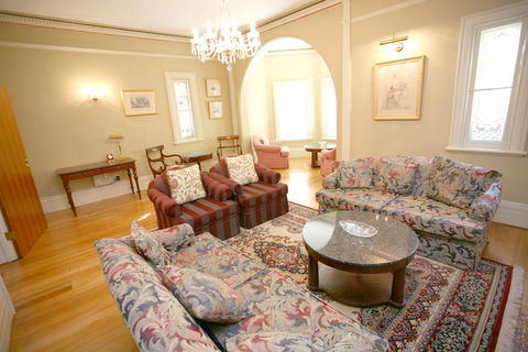 Darcy's Hotel - Australian Directory 2