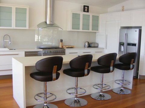Dew On Lakeview Street - Australian Directory 3