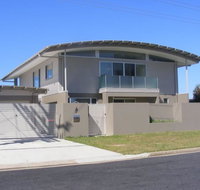 Dew on Lakeview Street - Australian Directory