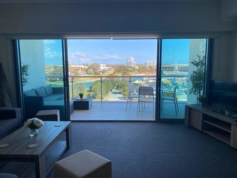 Dolphin View 404 - Australian Directory 2