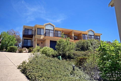 Dromaius 5 - Great Views Of The Snowy Mountains - Australian Directory 0