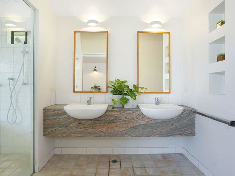 EAST COAST ESCAPES - Lighthouse Studio - Australian Directory 3