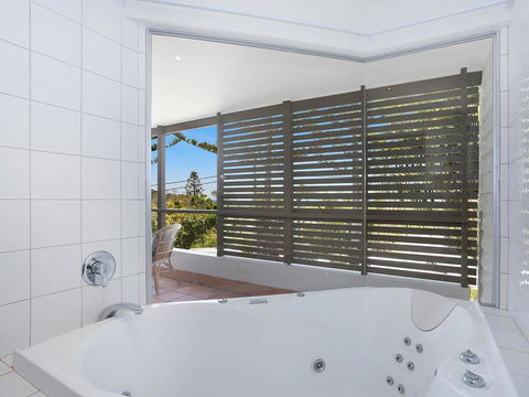EAST COAST ESCAPES - Lighthouse Studio - Australian Directory 2