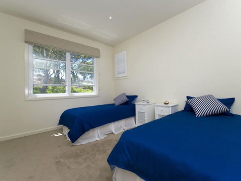 Echo Beach House, 16 Reflections Dr - Luxurious House With Magnificent Pool And Ducted Air - Australian Directory 3