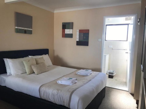 Edgewater Motel - Australian Directory 2