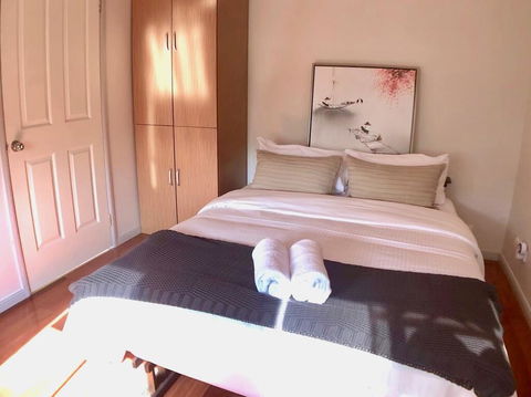 Elegant Glen House 4B5B ParkFront - Australian Directory 3