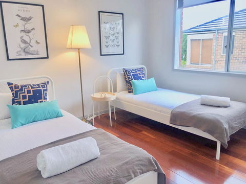 Elegant Glen House 4B5B ParkFront - Australian Directory 2