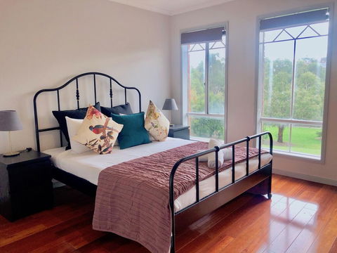 Elegant Glen House 4B5B ParkFront - Australian Directory 1