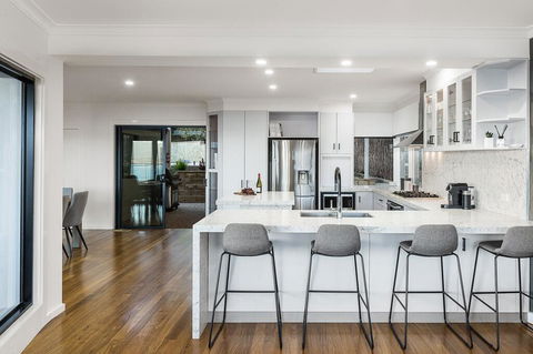 Ellerina Sea Vista Luxury Family Retreat With Sauna, Pool, Amazing Water Views, Walk To Beach - Australian Directory 1