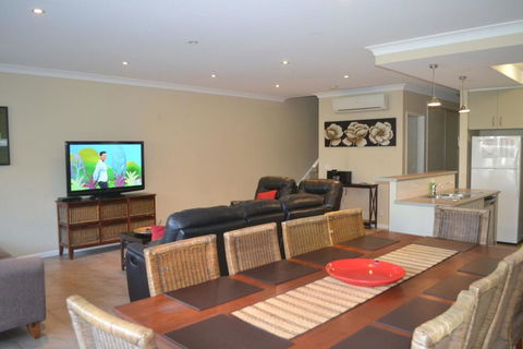 ELSINOR Townhouse 4 Mulwala - Australian Directory 3