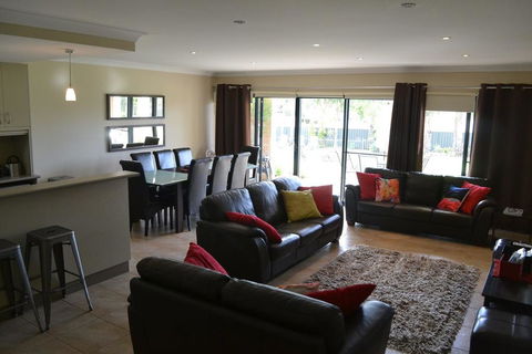 ELSINOR Townhouse 8 Mulwala - Australian Directory 2