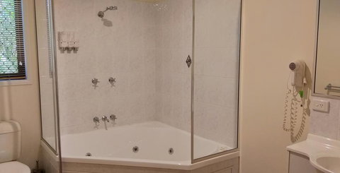 Emerald Motel Apartments - Australian Directory 2