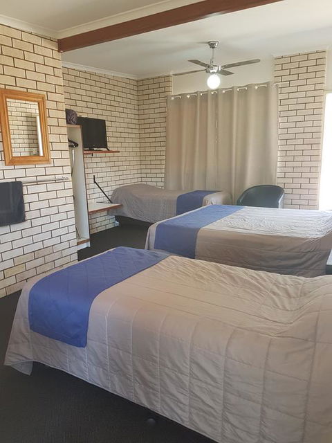 Emerald Tower Motor Inn - Australian Directory 3
