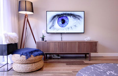 EVOLVE Near Adelaide CBD - Netflix / Wine / Lock Up Garage! - Australian Directory 1
