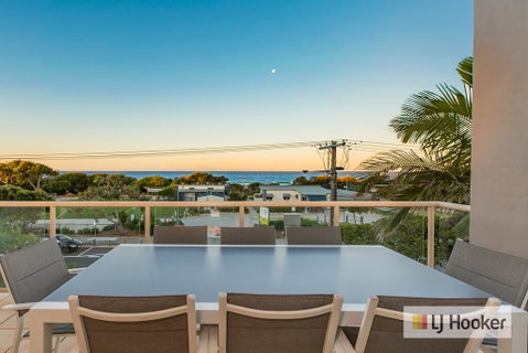 EXCLUSIVE OCEAN VIEW PENTHOUSE ON MARINE PARADE - Australian Directory 0