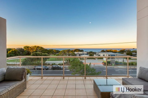 EXCLUSIVE OCEAN VIEW PENTHOUSE ON MARINE PARADE - Australian Directory 3