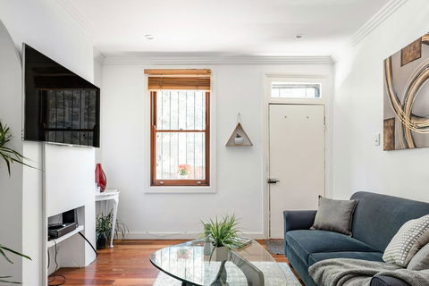 Expansive House Seconds From Oxford Street - Australian Directory 1