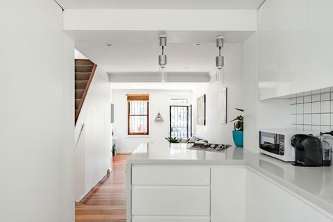 Expansive House Seconds From Oxford Street - Australian Directory 3