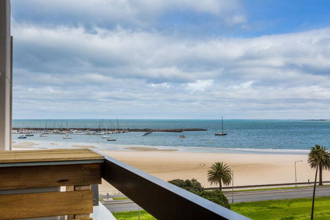 Exquisite 2 Bed Apartment With Beach & City Views - Australian Directory 1