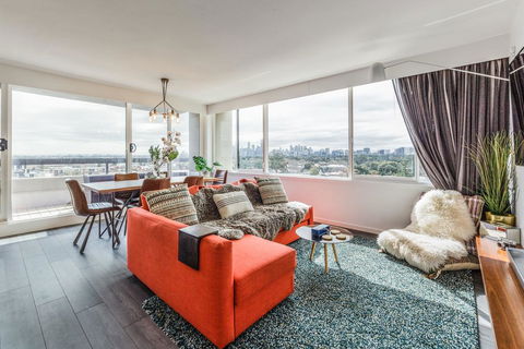 Exquisite 2 Bed Apartment With Beach & City Views - Australian Directory 0