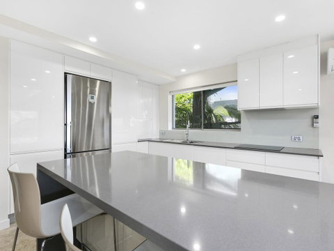 Exquisite Penthouse With Views To Laguna Bay - Unit 3 Taralla 18 Edgar Bennett Avenue - Australian Directory 1
