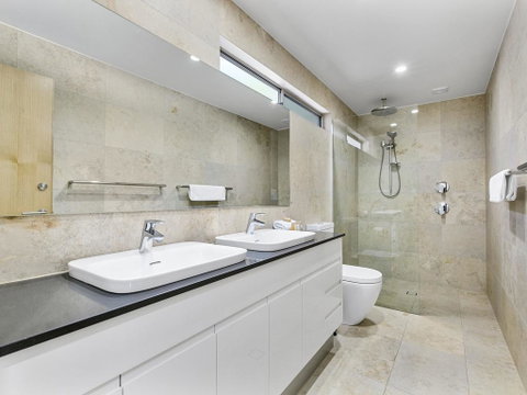 Exquisite Penthouse With Views To Laguna Bay - Unit 3 Taralla 18 Edgar Bennett Avenue - Australian Directory 3