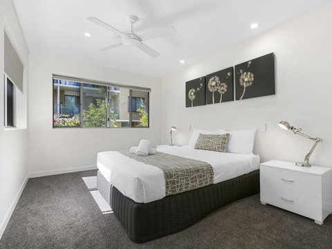 Exquisite Penthouse With Views To Laguna Bay - Unit 3 Taralla 18 Edgar Bennett Avenue - Australian Directory 2