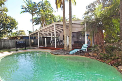 FABULOUS HOLIDAY HIDEAWAY - COOLUM BEACH - Australian Directory 0