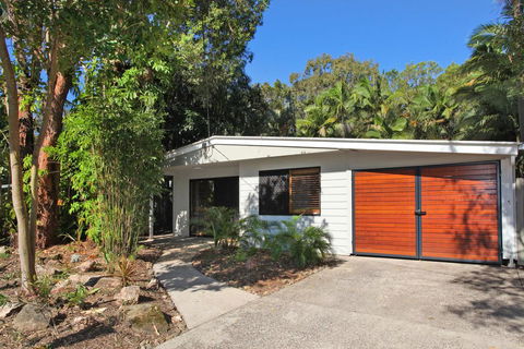 FABULOUS HOLIDAY HIDEAWAY - COOLUM BEACH - Australian Directory 3