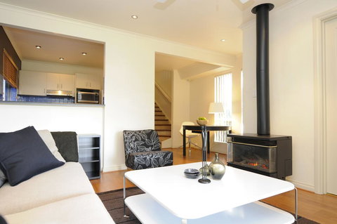Feathers Serviced Townhouse - Australian Directory 1