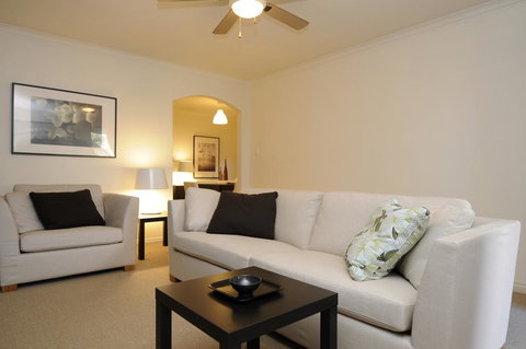 Feathers Serviced Townhouse - Australian Directory 3