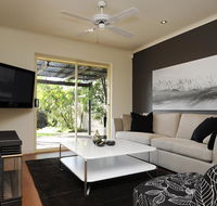 Feathers Serviced Townhouse - Australian Directory