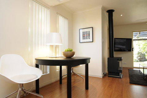 Feathers Serviced Townhouse - Australian Directory 2