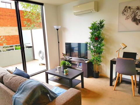 FITZROY FANTASTIC 1BR APT With FREE WINE, NETFLIX, WIFI, Close To TRAMS, COLES - Australian Directory 0