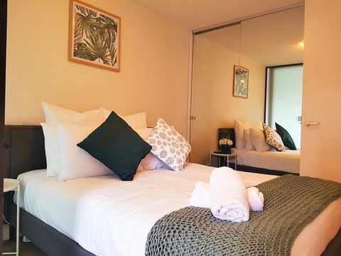 FITZROY FANTASTIC 1BR APT With FREE WINE, NETFLIX, WIFI, Close To TRAMS, COLES - Australian Directory 1