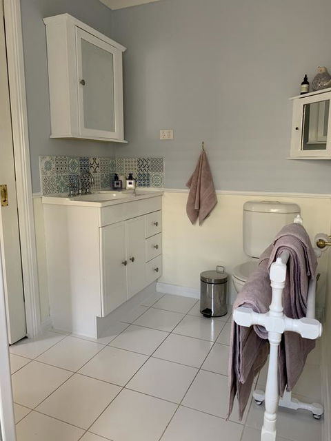 Flowerdale White House - Australian Directory 2