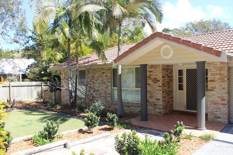 FRANGIPANI BEACH HOUSE - PET FRIENDLY 22 Belbourie Cres Boomerang Beach - Australian Directory 0