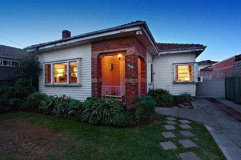 GIRLS ONLY. Large Bedroom With KING Bed, Close To Everything - Australian Directory 2