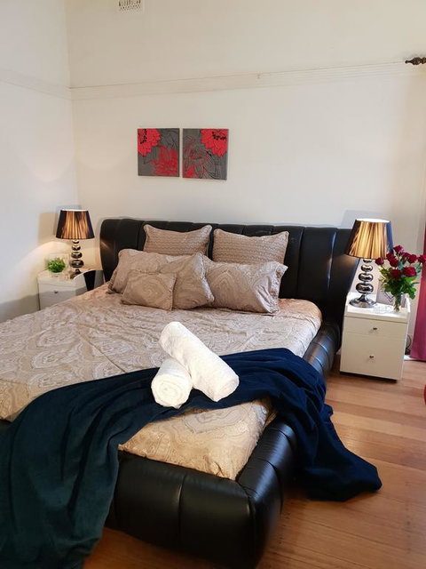GIRLS ONLY. Large Bedroom With KING Bed, Close To Everything - Australian Directory 0