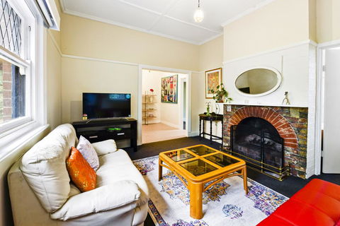 GlenIris Beautiful 6BedderFamily House+2Bath+Pool - Australian Directory 2
