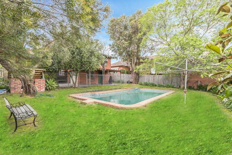 GlenIris Beautiful 6BedderFamily House+2Bath+Pool - Australian Directory 1