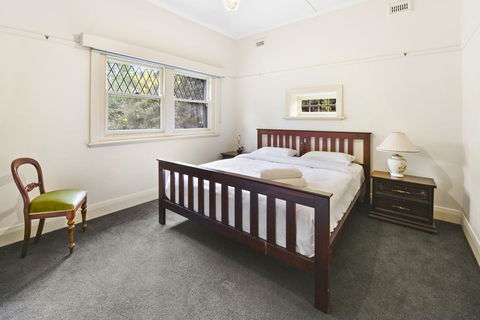GlenIris Beautiful 6BedderFamily House+2Bath+Pool - Australian Directory 3