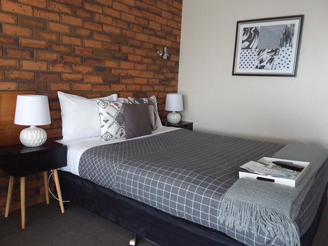 Golden Palms Motel - Australian Directory 2