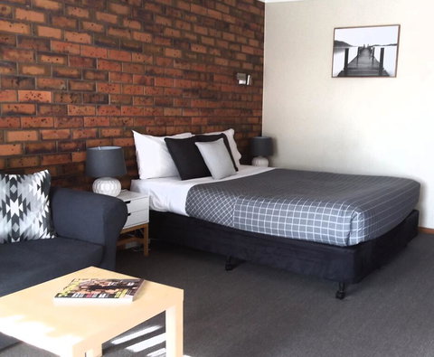 Golden Palms Motel - Australian Directory 1