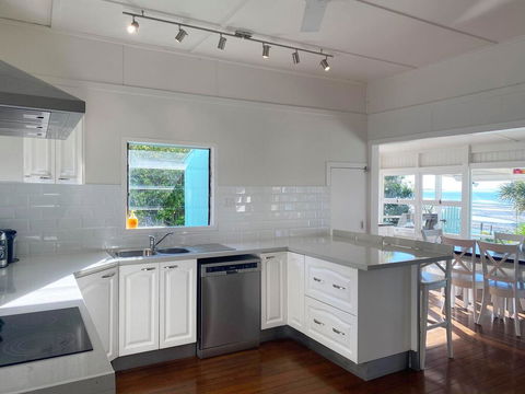 Golden Sands At Beachmere - Australian Directory 2