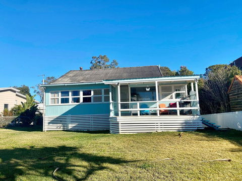 Golden Sands At Beachmere - Australian Directory 1